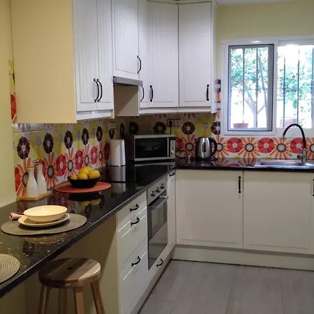 The Lemon Grove House - Large Private Garden, Private Pool - Perfect For Families Feriehus *