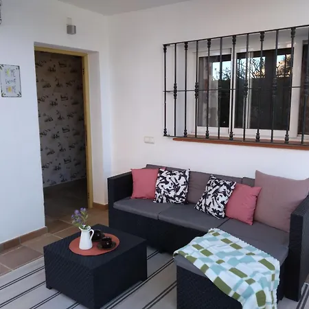 Semesterbostad The Lemon Grove House - Large Private Garden, Private Pool - Perfect For Families