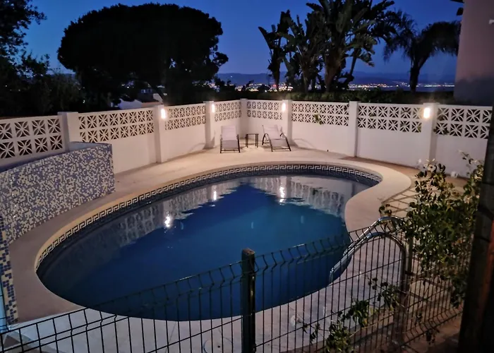 The Lemon Grove House - Large Private Garden, Private Pool - Perfect For Families *