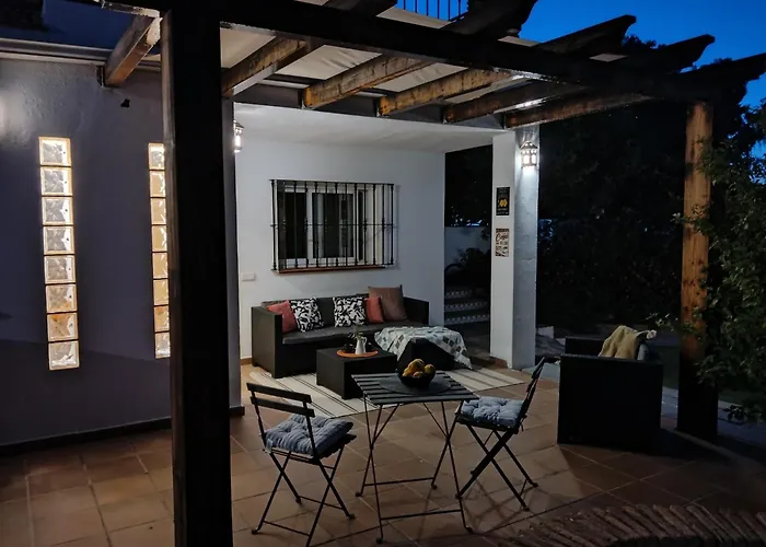 Semesterbostad The Lemon Grove House - Large Private Garden, Private Pool - Perfect For Families