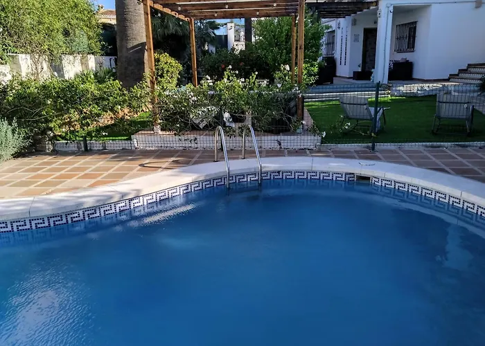 The Lemon Grove House - Large Private Garden, Private Pool - Perfect For Families Semesterbostad Torremolinos