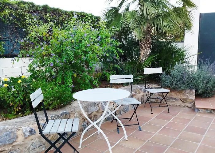 Semesterbostad The Lemon Grove House - Large Private Garden, Private Pool - Perfect For Families *