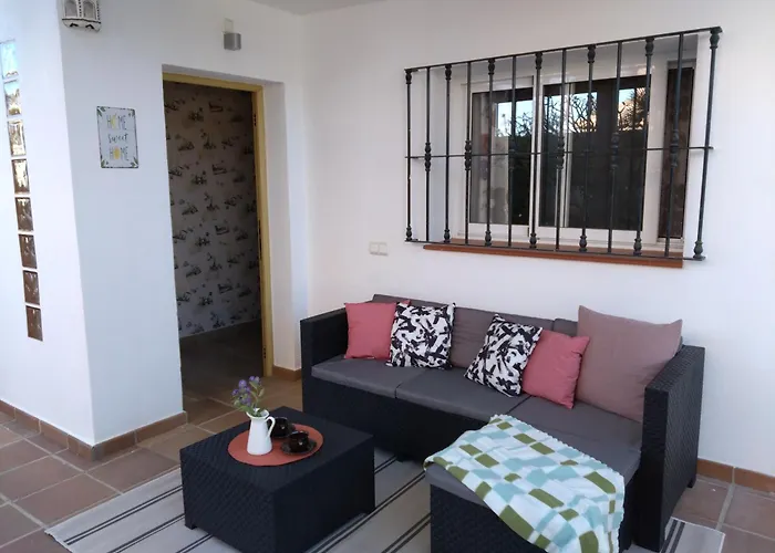 Semesterbostad The Lemon Grove House - Large Private Garden, Private Pool - Perfect For Families