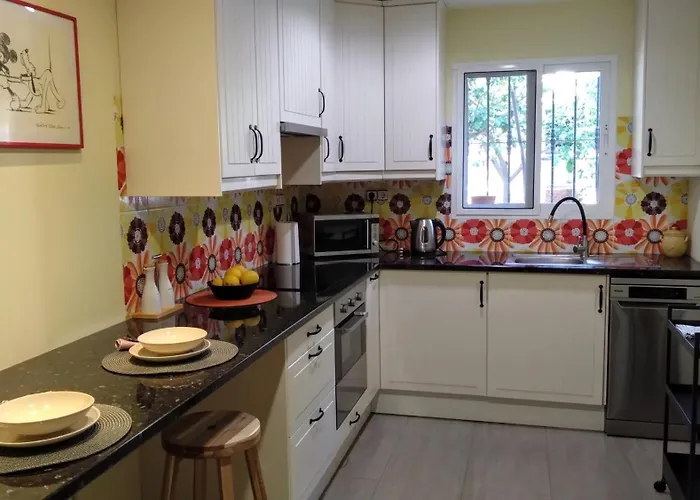 The Lemon Grove House - Large Private Garden, Private Pool - Perfect For Families Semesterbostad *