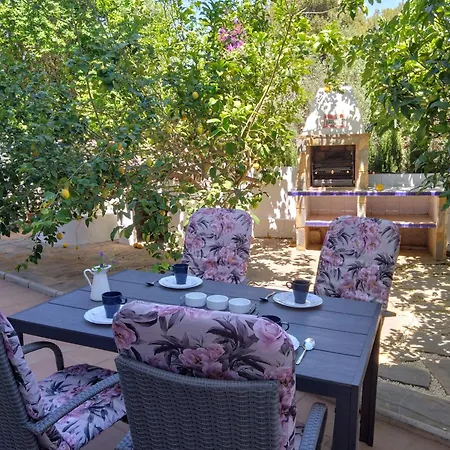 The Lemon Grove House - Large Private Garden, Private Pool - Perfect For Families Holiday home