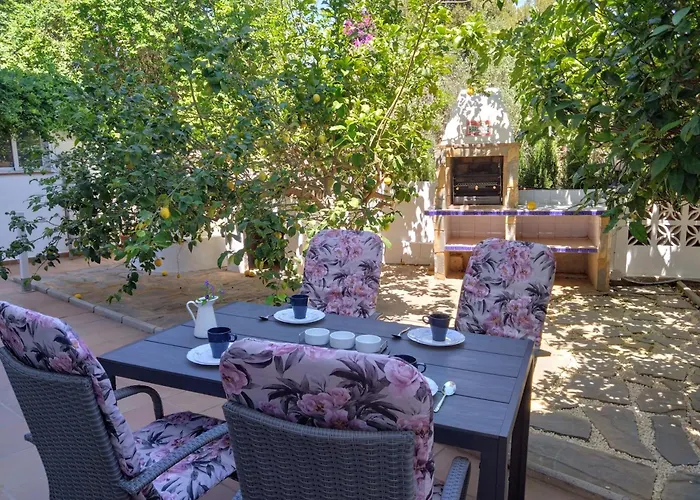 The Lemon Grove House - Large Private Garden, Private Pool - Perfect For Families Сasa de vacaciones