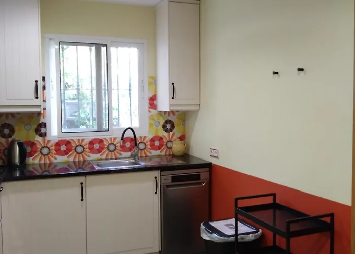 The Lemon Grove House - Large Private Garden, Private Pool - Perfect For Families *