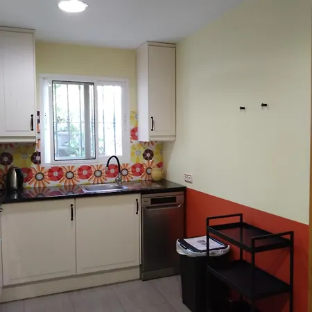 The Lemon Grove House - Large Private Garden, Private Pool - Perfect For Families *